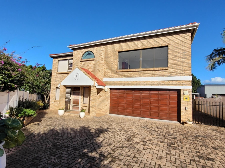 To Let 4 Bedroom Property for Rent in Wavecrest Eastern Cape